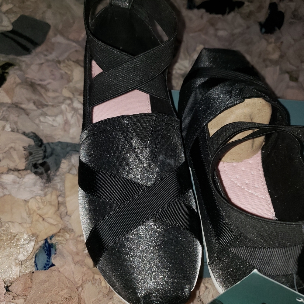 SHOES - Picture 2 of 3